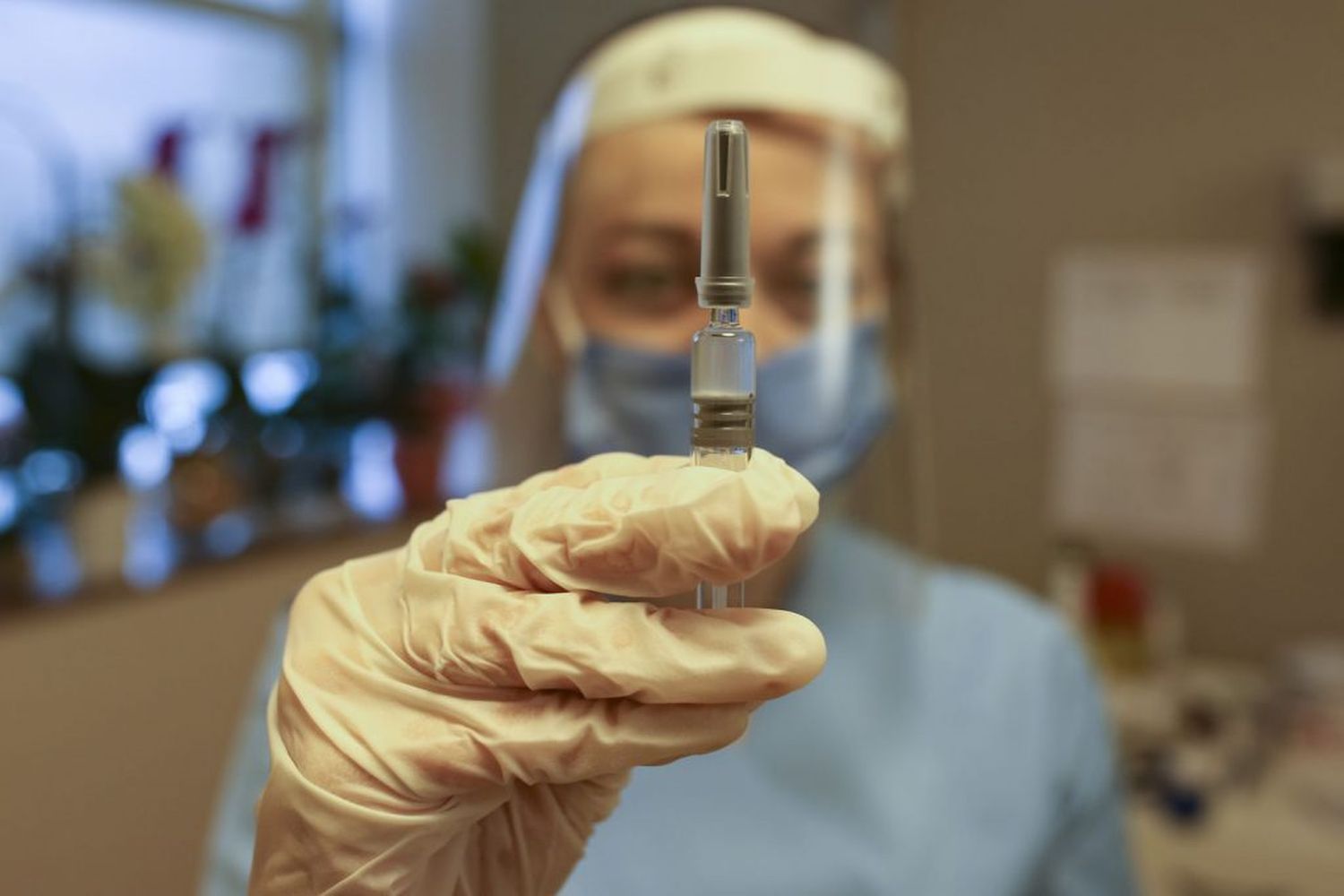 Mientras el virus sigue dañando en gran escala, el mundo se esperanza las vacunas