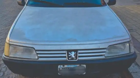 El Peugeot 405 que fue secuestrado por la policía.