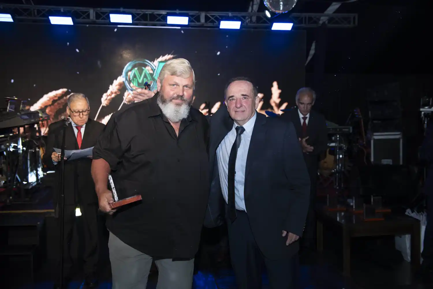 Gustavo en el momento de recibir el reconocimiento por su labor como ex presidente de la cooperativa en la noche del festejo del 95 aniversario