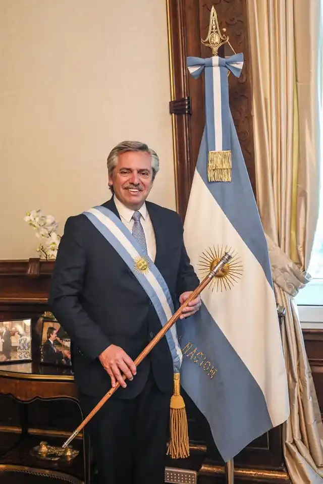 El jefe de Estado compartió a través de cuenta de Instagram la primera foto en el Sillón de Rivadavia