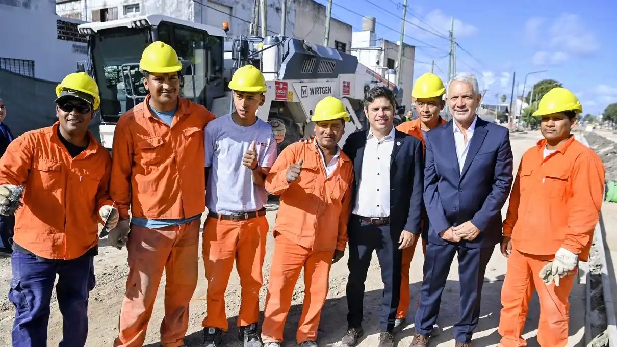 El Gobernador recorrió obras en la localidad de Los Hornos.