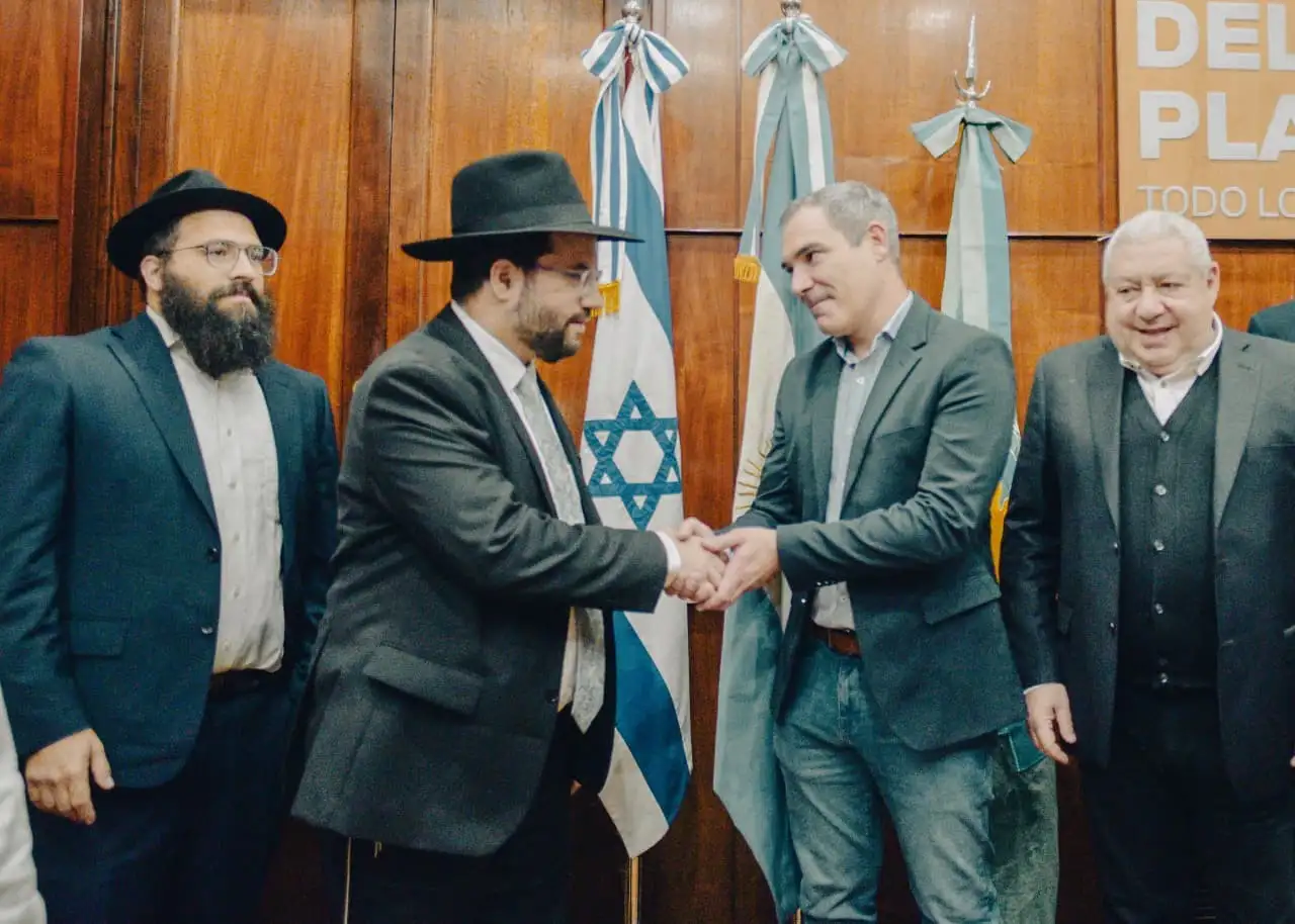 El encuentro se llevó a cabo en el despacho principal de la comuna y contó además con la presencia de Marcos Cohen, presidente del Vaad Hakehilot de AMIA.