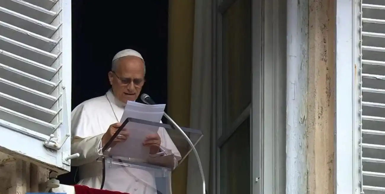 El Papa León XIV durante el Ángelus en la Plaza de San Pedro, ante miles de fieles.