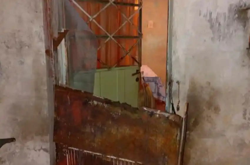 Pateó la puerta trasera y se metió en la casa de una mujer de 75 años