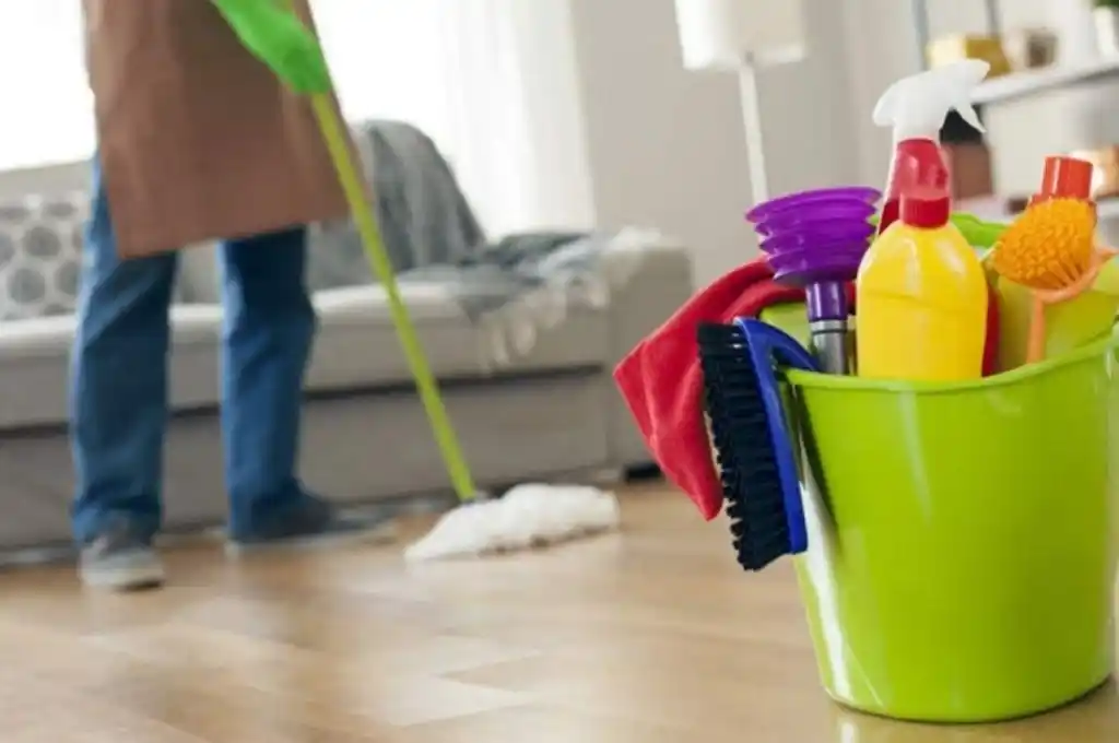 Convocan a una nueva revisión del salario de las empleadas domésticas