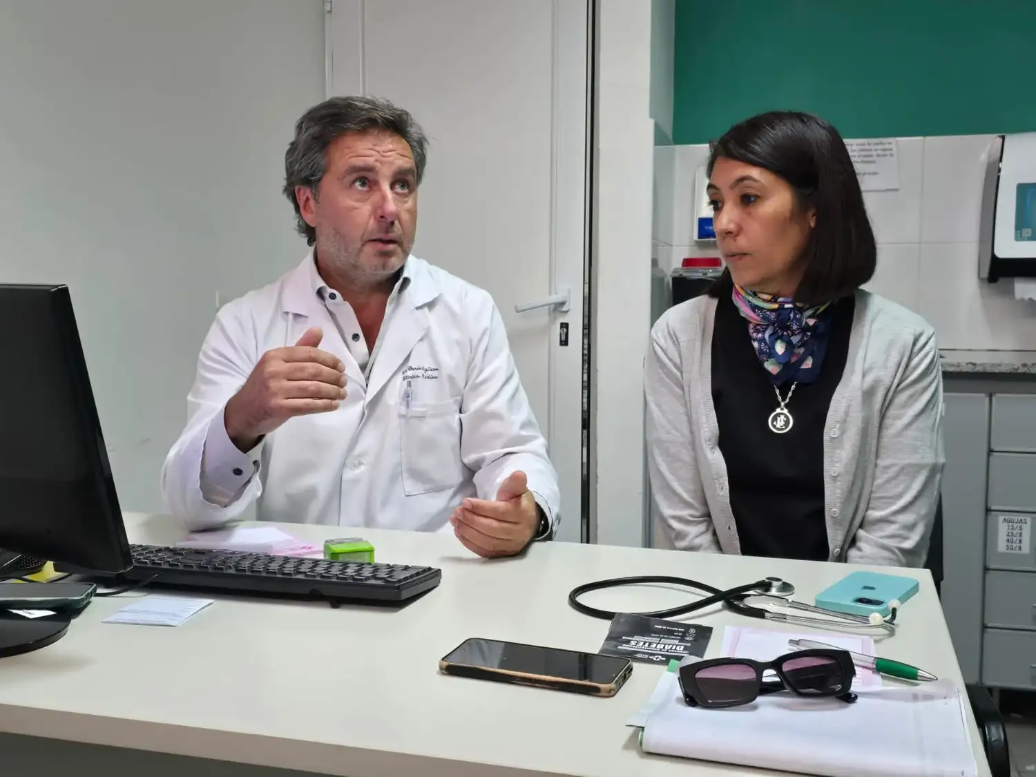 El Dr. Darío Agüera y la agente sanitaria Elizabeth Jaque.