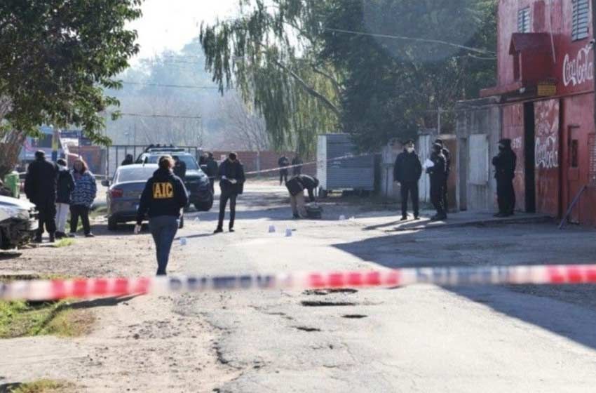 A plena luz del día: acribillaron a balazos a dos hombres en zona oeste, uno había sido policía con disponibilidad