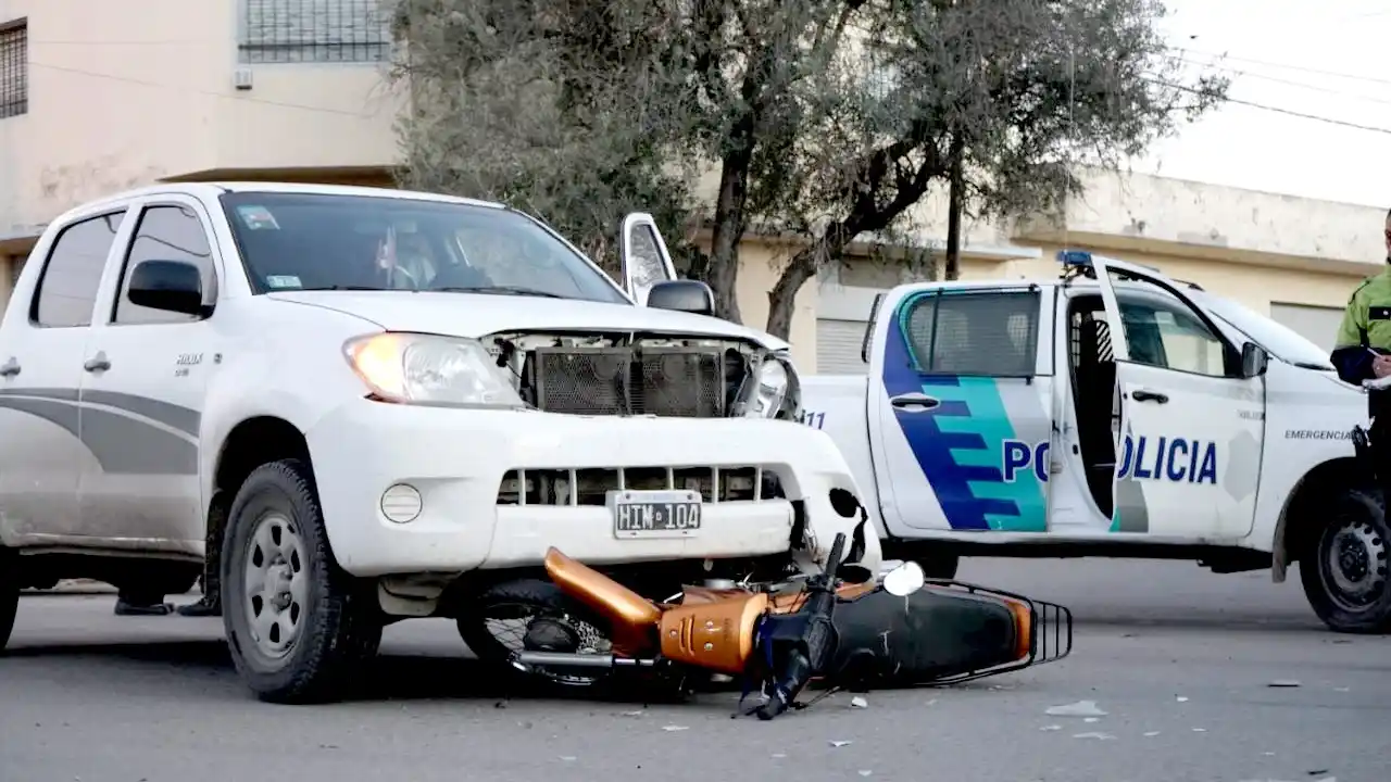 Motociclistas terminaron debajo de una camioneta