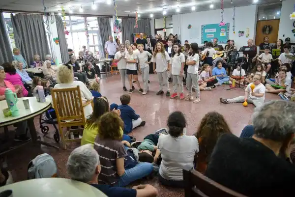 Tarde de música y alegría en el hogar de ancianos municipal