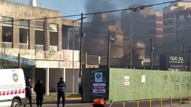 Tensión en Santa Teresita: un hombre se atrincheró, prendió fuego un edificio en demolición y amenazó con bombas Molotov