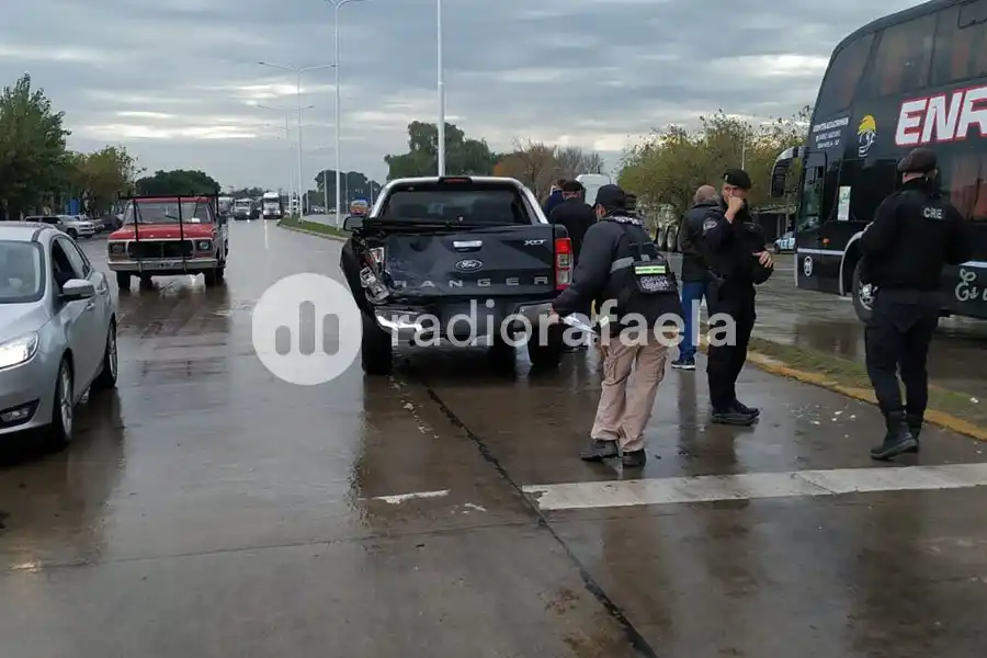 Accidente en plena ruta bajo la lluvia