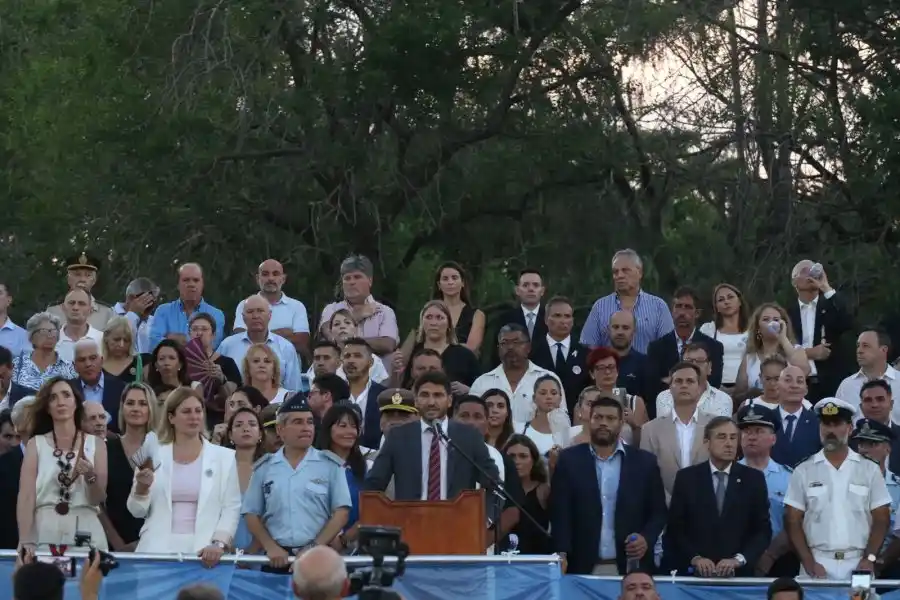 Pullaro habla ante los presentes acompañado por autoridades de los distintos niveles de gobierno.