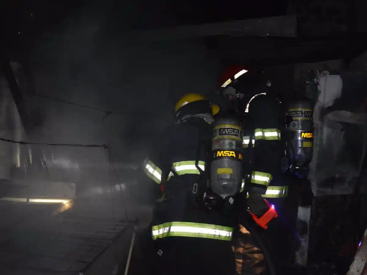 Tomaron fuego dos cilindros y una garrafa de gas en barrio Sarmiento 