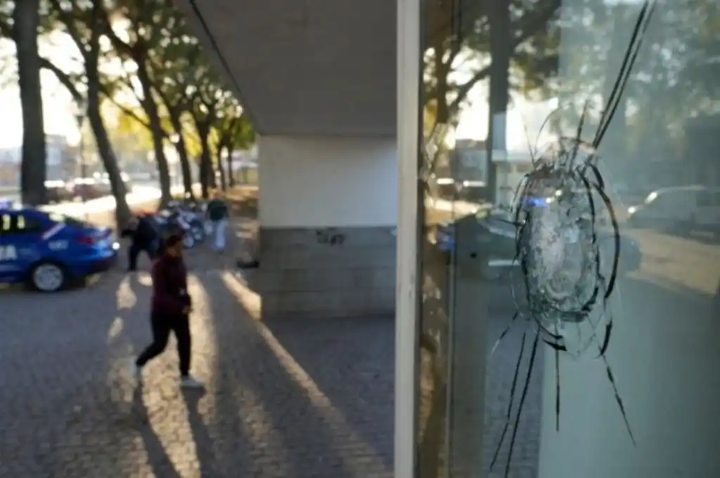 Balearon el Distrito Sur de Rosario y dejaron una nota para Guille Cantero y Los Monos