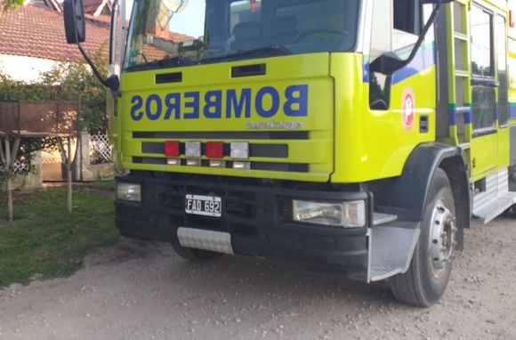 Incendio de una vivienda en Peralta Ramos Oeste: trasladan a un joven con quemaduras