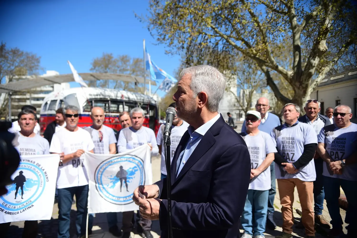 La Plata: Alak despidió a un contingente de ex combatientes locales que viajará a las Islas Malvinas