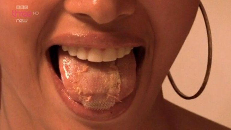 Modelos "se cosen la lengua" para no comer y participar de un certamen