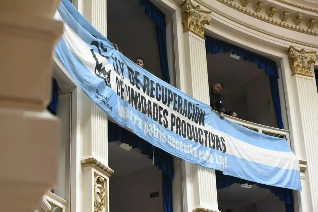 Los representantes de empresas recuperadas durante la sesión ordinaria de este miércoles (FOTO: Diputados Bonaerenses).