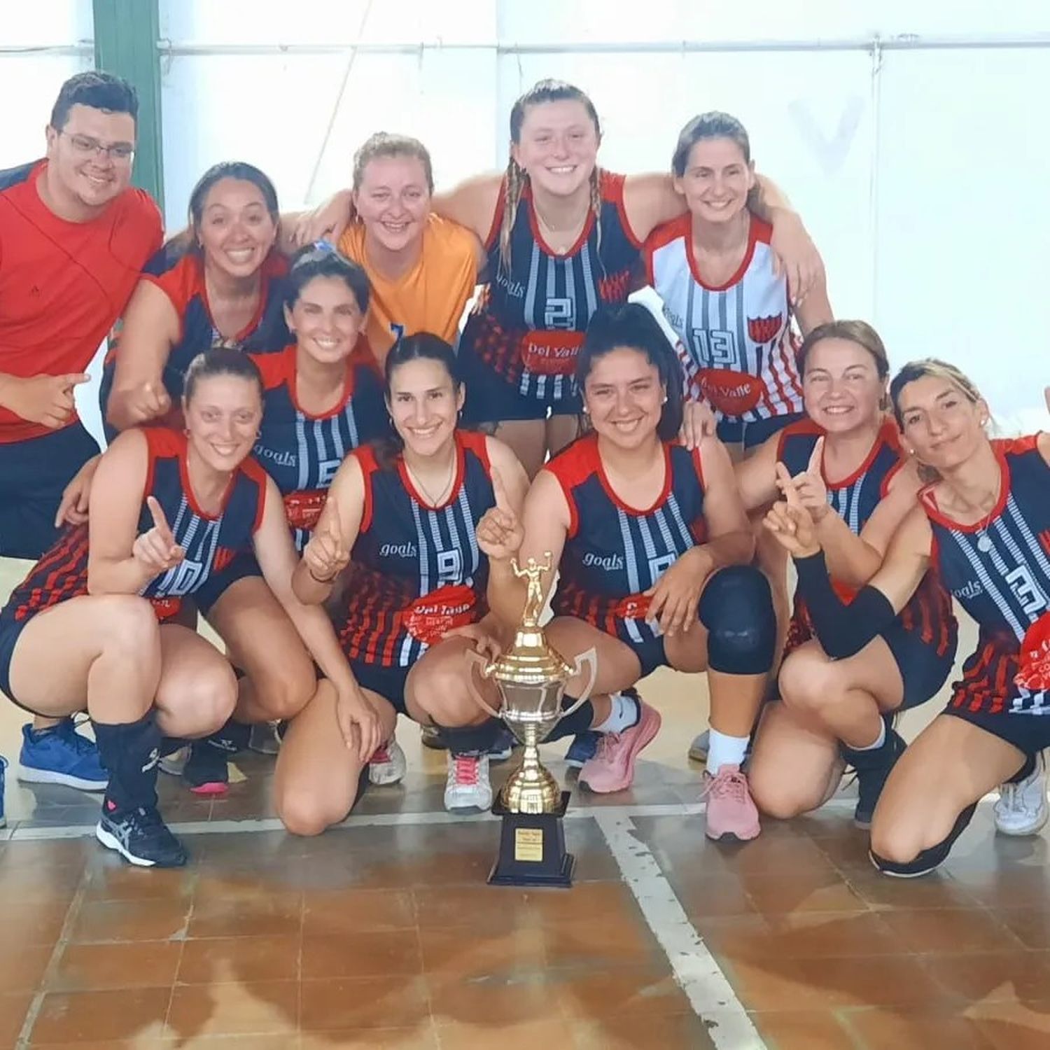 Este es el equipo de maxivoley femenino de Gualeguay Central que se adjudicó el torneo Clausura de la Liga de Centro Sur.