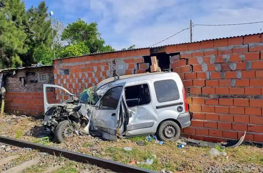 Un tren embistió una camioneta robada y la arrastró hasta incrustarla en una casa de zona sudeste