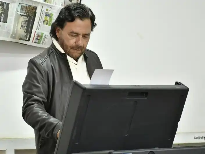 Gustavo Sáenz, gobernador de Salta, durante los comicios de ayer.