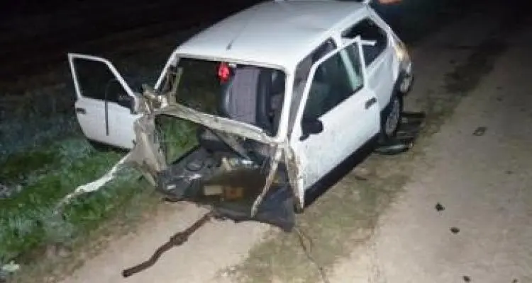 Un auto y un colectivo chocaron en ruta 1001