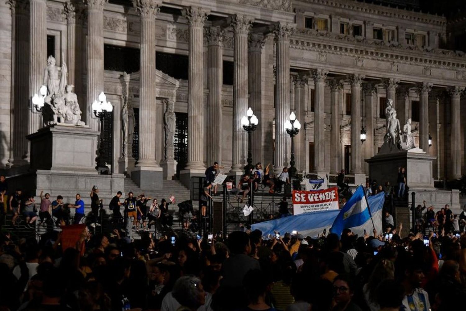 Cacerolazos tras los anuncios de Milei. Foto Telam