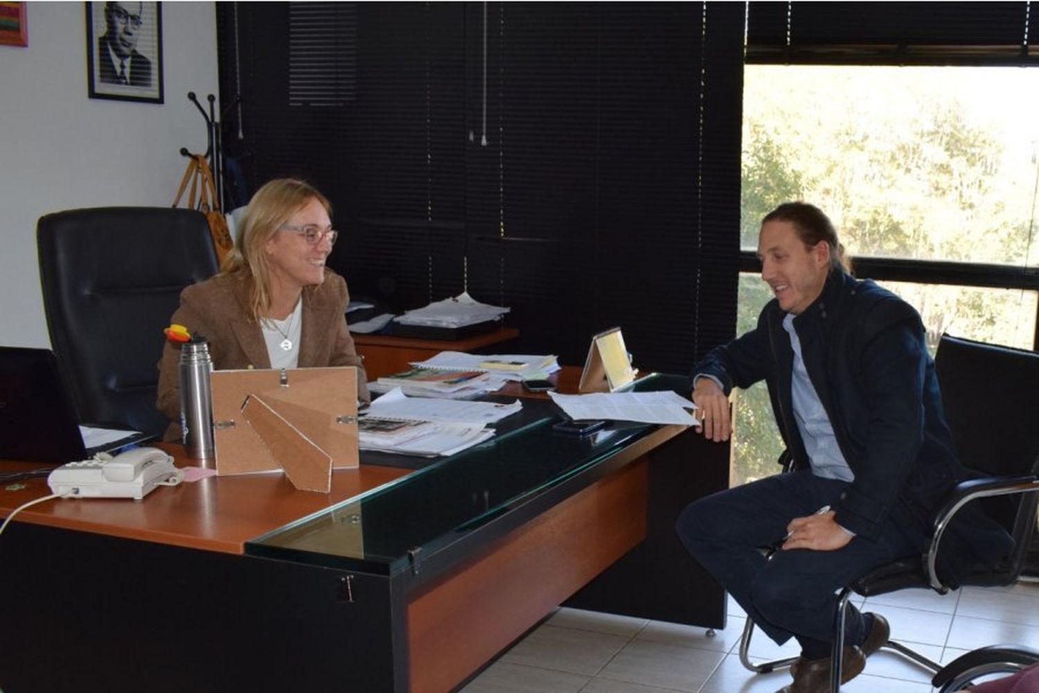 Carina Reh, secretaria de Salud, hizo la entrega de 5 respiradores a Martín Roberto Piaggio, director del Hospital, este viernes en Paraná. 