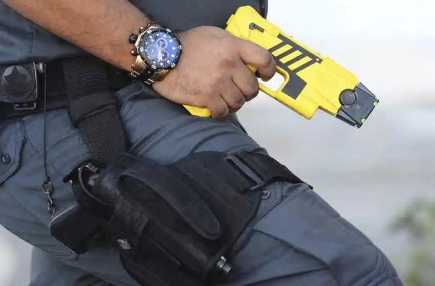 El Gobierno reglamentó el uso de armas no letales para detener agresores