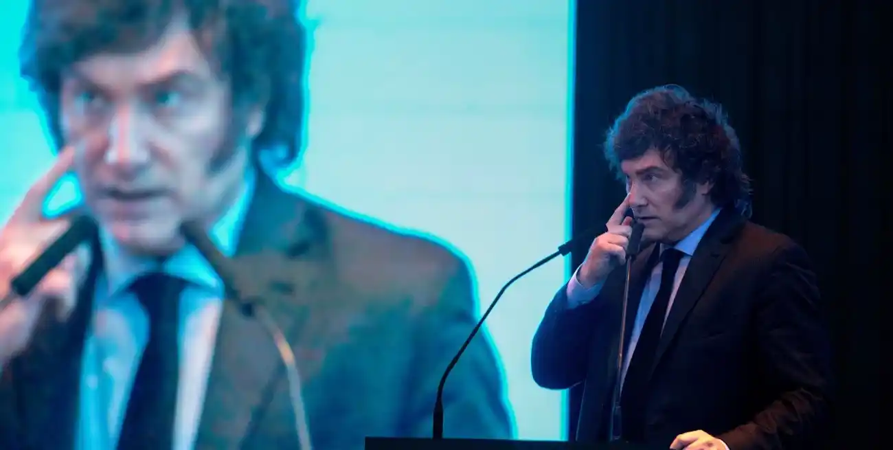 "Vamos a dejar un mínimo de pesos en circulación y el proceso de remonetización de la economía tendrá que darse sacando plata del colchón", dijo el presidente de la Nación.