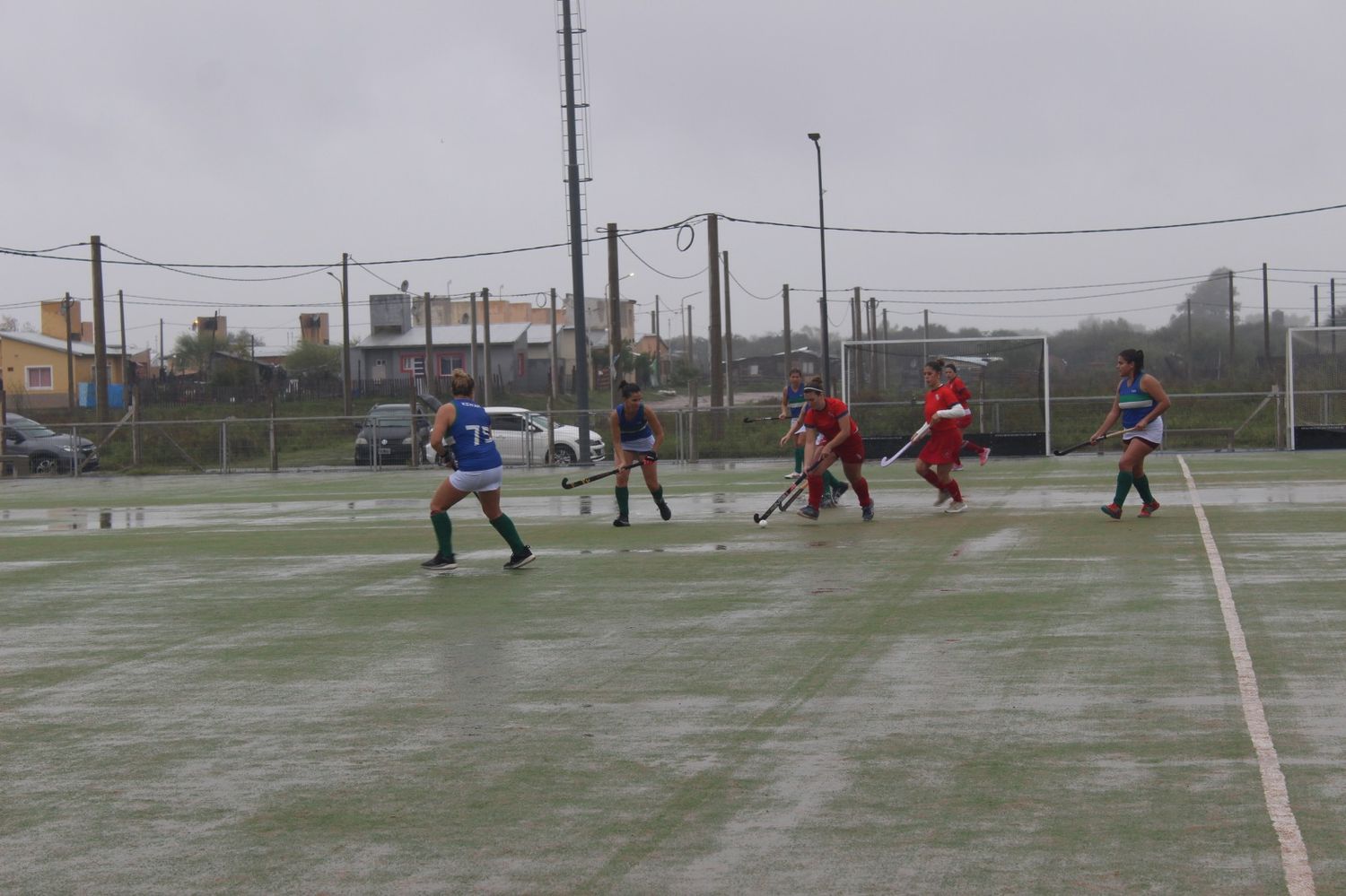 Bajo una intensa lluvia y en un terreno con mucha agua, Independiente enfrente a CDP de Concepción del Uruguay,