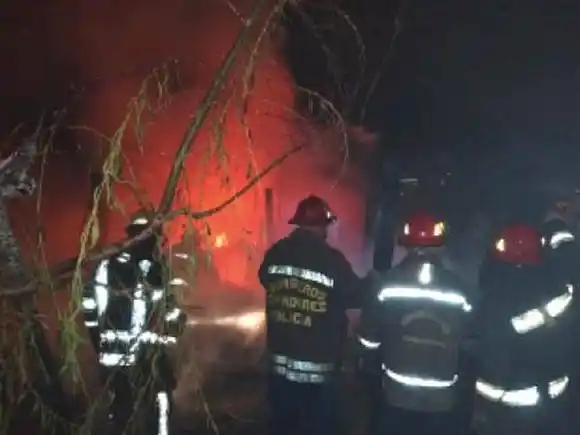 Le habría pegado y luego incendió la casa