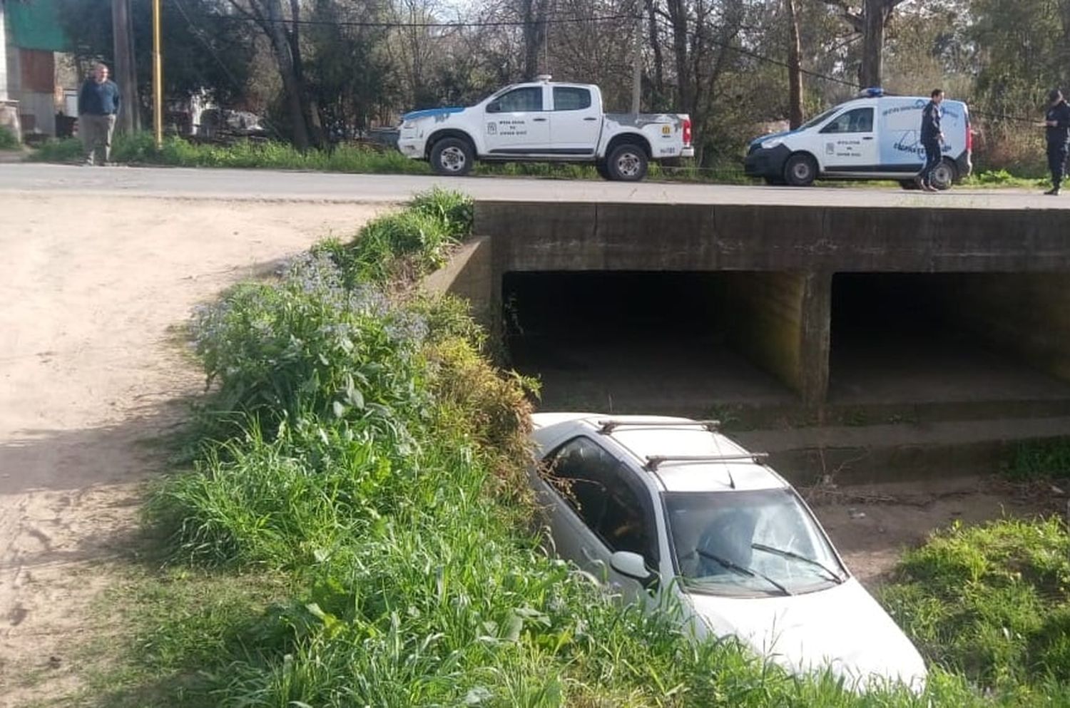 Una mujer cayó a un zanjón con su auto al ser chocada por un camión