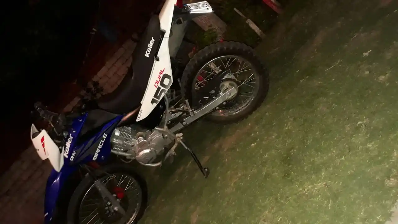 Le robaron la moto a un joven albañil: la dejó afuera de su casa con candado y se la llevaron de tiro