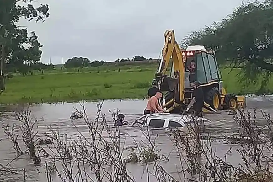 Un vehículo fue arrastrado por el agua y su conductor tuvo que subirse al techo de la cabina
