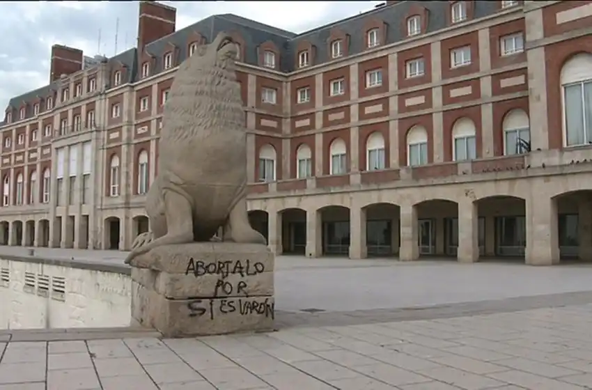 Vandalizaron los lobos marinos de La Rambla y este jueves empieza su restauración