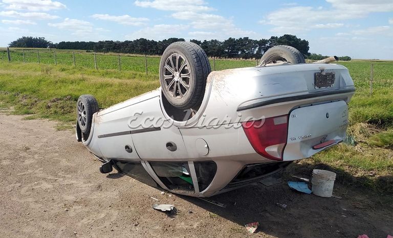 El vehículo utilizado para transportar objetos robados, fue volcado por el dúo de ladrones en un camino vecinal