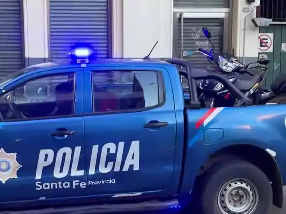 Un motochorro fue detenido por vecinos en el centro de Rosario tras un violento intento de robo