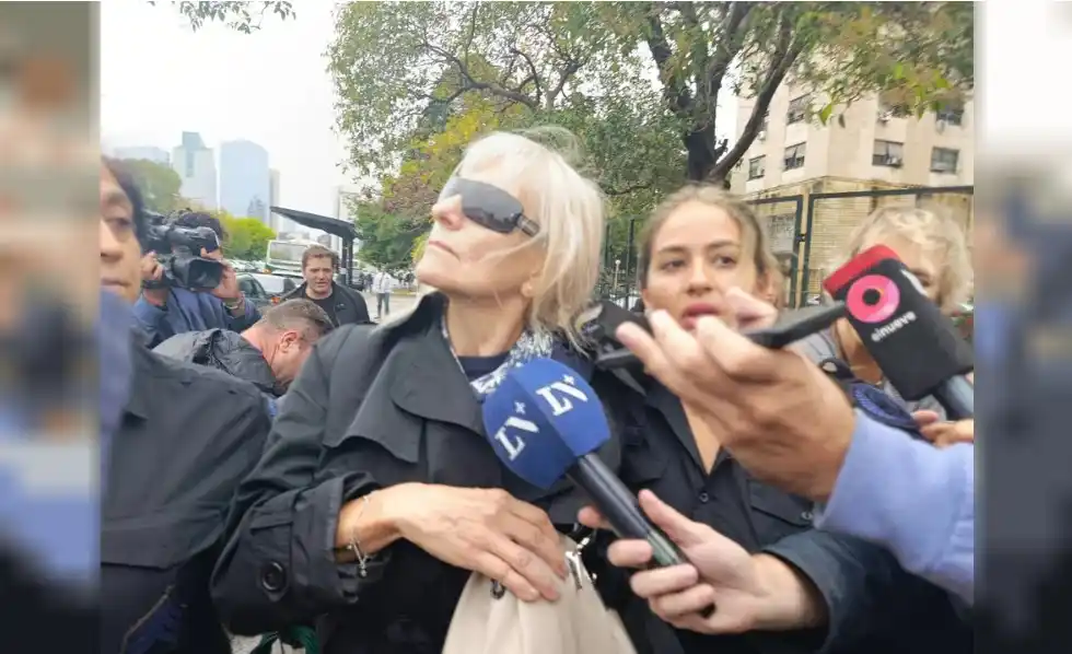 Las dos jubiladas que le prestaron dólares a Adorni declaran en Comodoro Py.