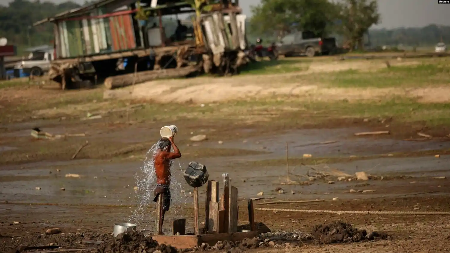 El pescador Raimundo da Silva do Carmo, de 67 años, se baña con agua de un pozo en el lago Puraquequara, afectado por la sequía, en Manaos, Brasil, el 6 de octubre de 2023. [REUTERS