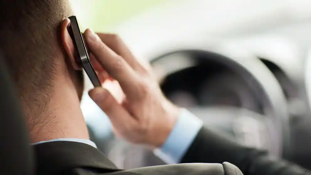 Conducir y hablar por teléfono es probablemente la falta más común de los conductores argentinos