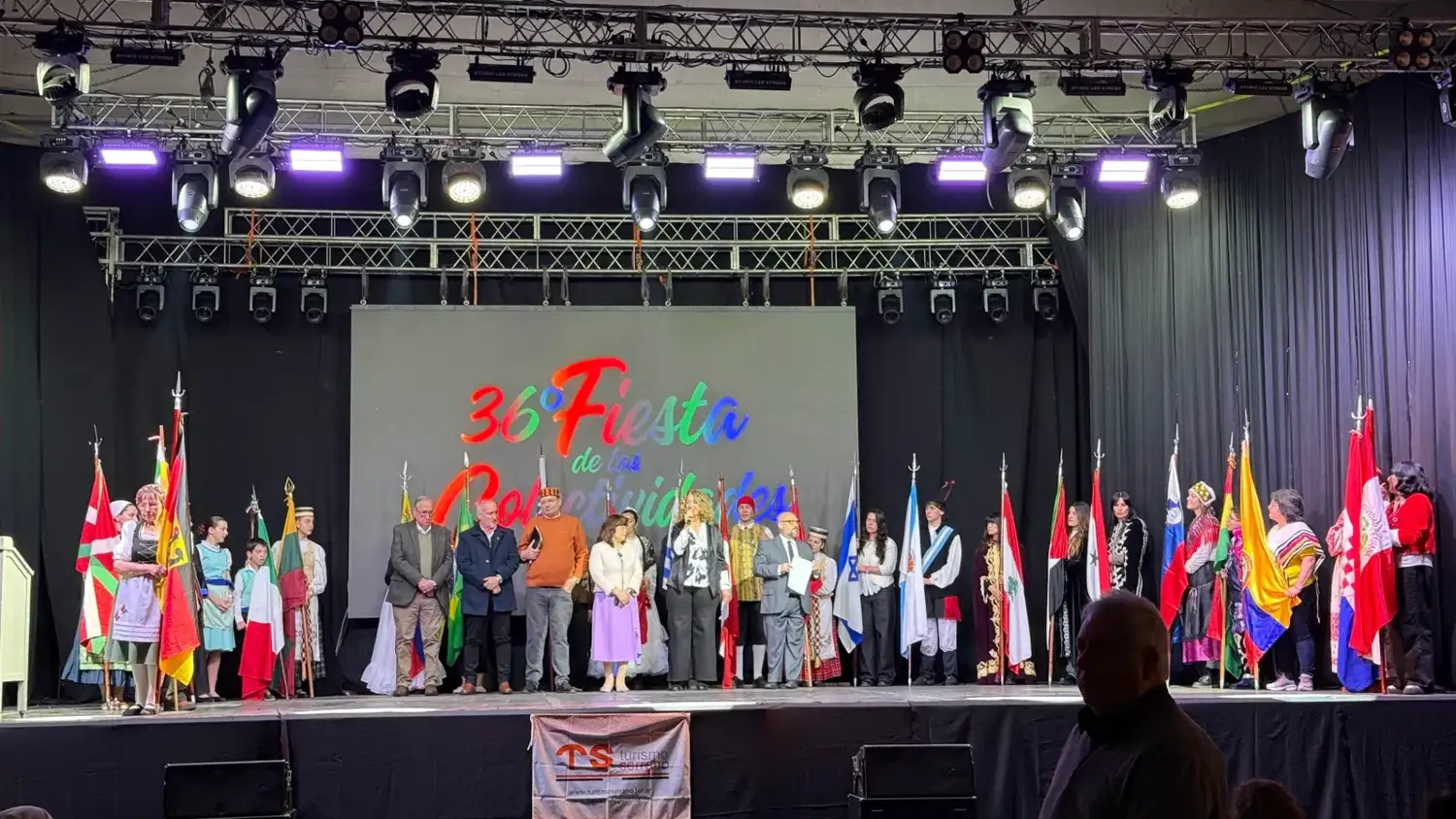 Autoridades municipales y universitarias, junto con representantes de las colectividades, participaron del acto inaugural de la 36ta. Fiesta de las Colectividades en el Centro Cultural Universitario.