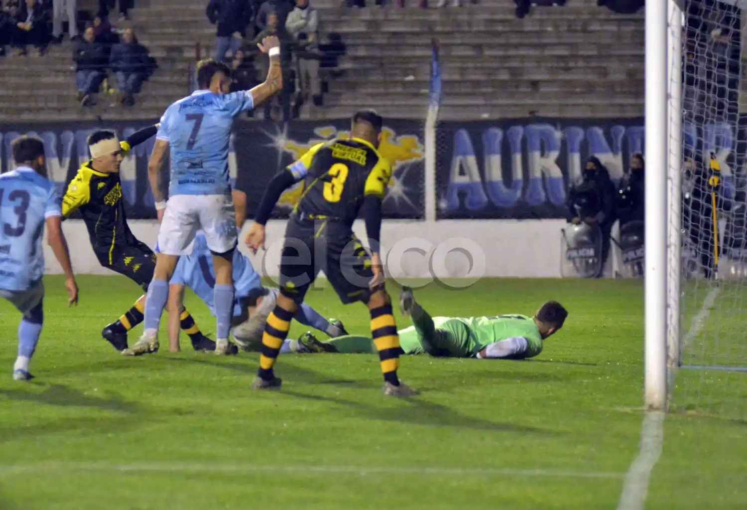 Palmieri y su gol a Estudiantes de Río Cuarto. Fue el último de Santamarina.