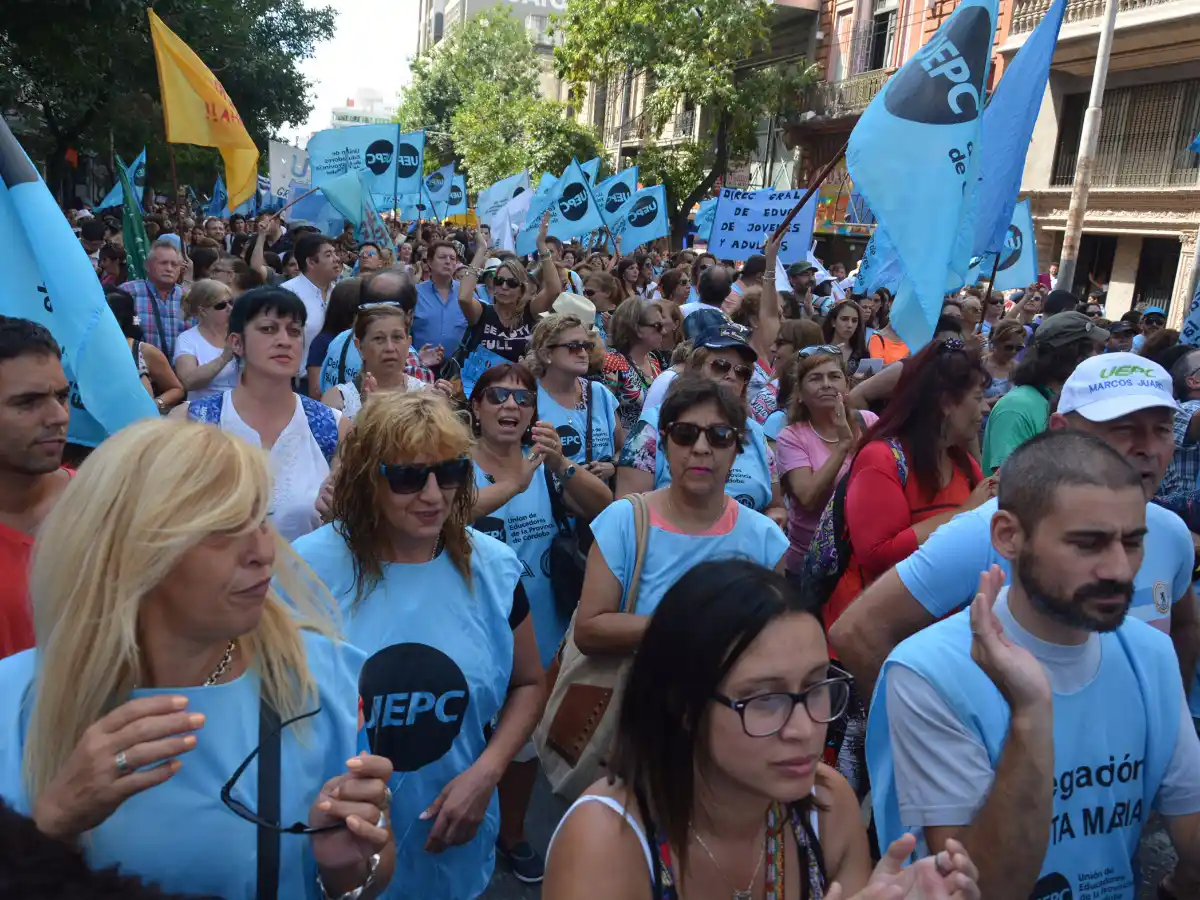 Docentes: marcha y radio  abierta en la Plaza Cívica  