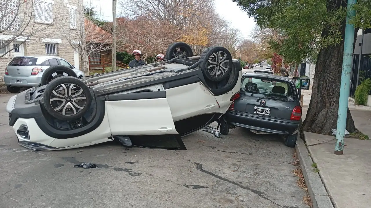 Tras el impacto, el auto volcó y colisionó contra un Corsa que se encontraba estacionado.