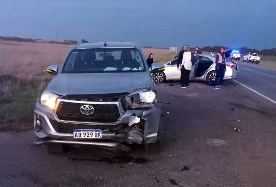 Quedó atrapado en el auto, tras una colisión