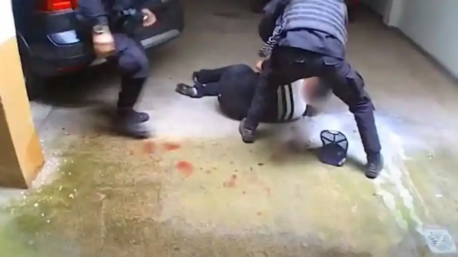 Policía que redujo a un hombre que se autolesionó con un cuchillo: "Gracias a la Taser se le salvó la vida"