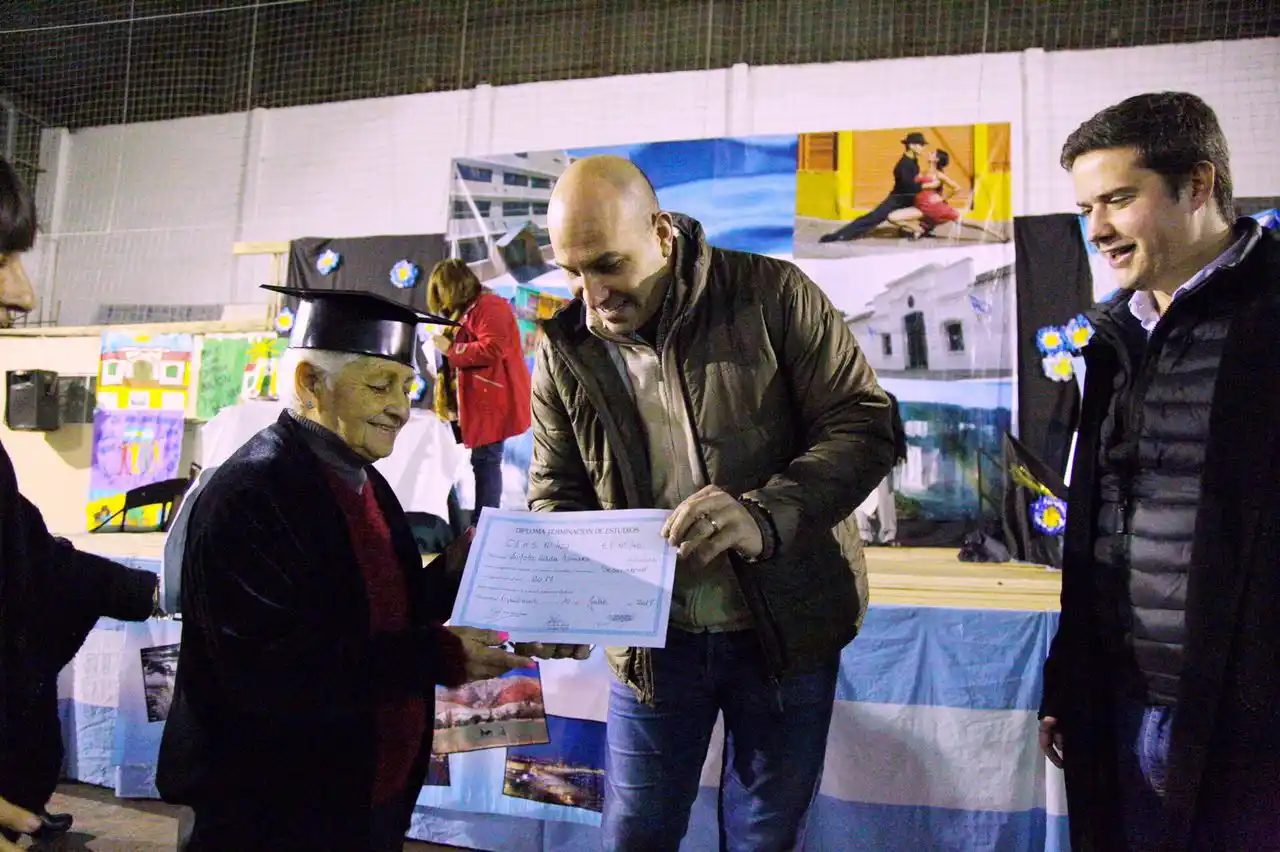 Quilmes: Martiniano Molina entregó diplomas a más de 200 alumnos del "Fines 2"