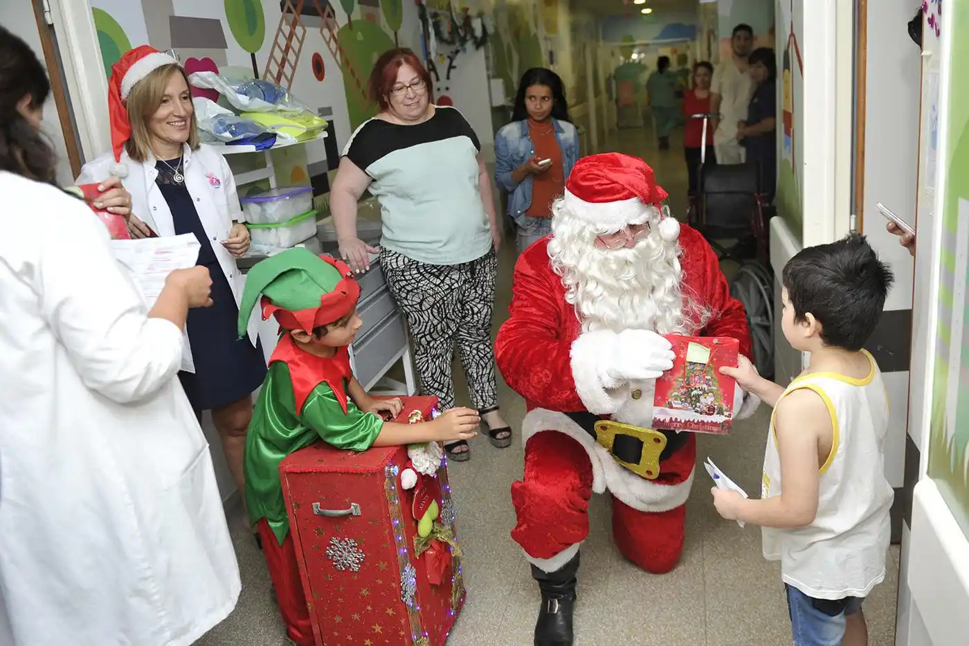 Papá Noel llevó su alegría a los pacientes del Hospital Materno Infantil de Tigre