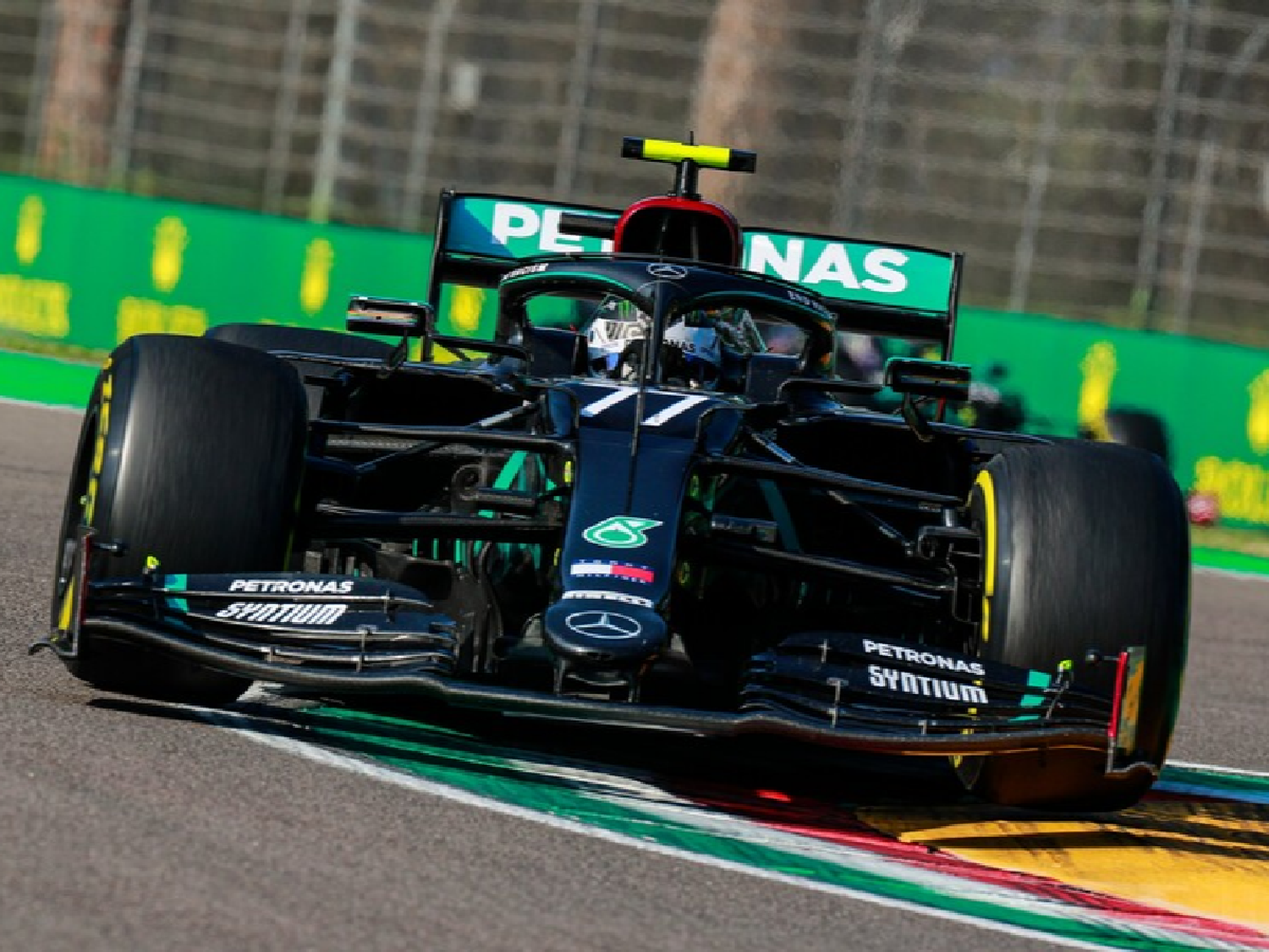 Mercedes dominó la clasificación de Imola